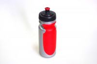 Фляга V-6000, 550мл, пластик, с клапаном, резиновые вставки, серебряная/красная (2022)